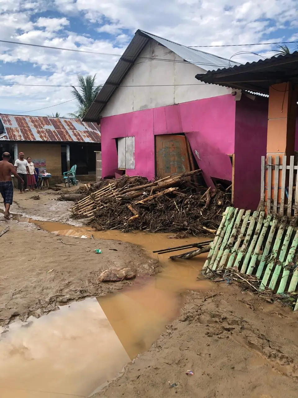 Banjir Bandang Bone Bolango Surut, Warga Lakukan Pembersihan Lingkungan